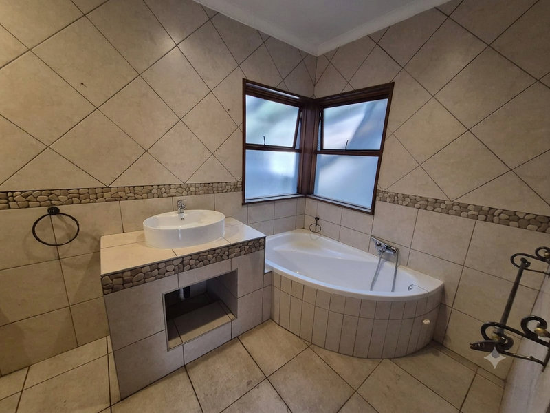 Luxury Living in Prime Dowerglen - Photo 8
