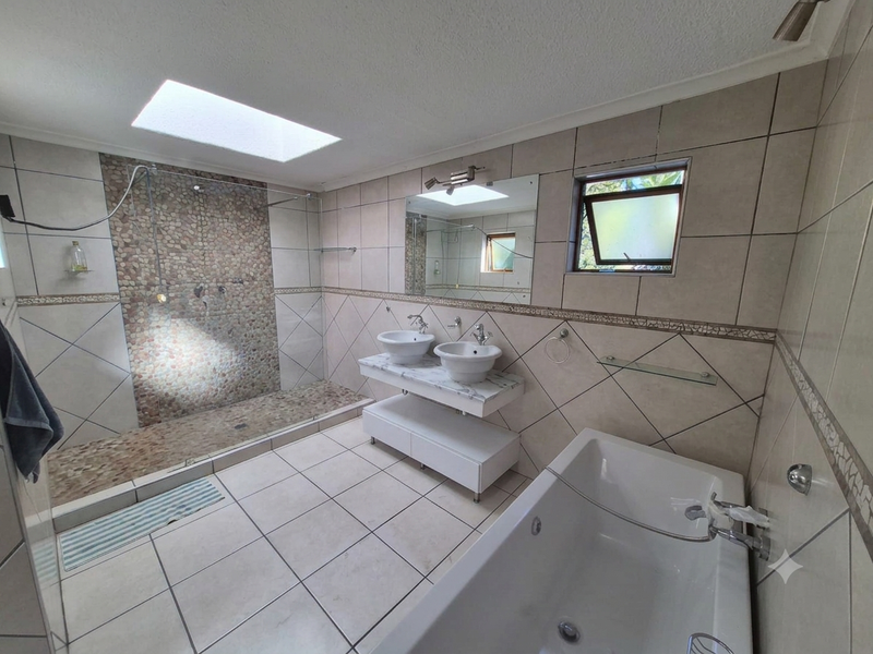 Luxury Living in Prime Dowerglen - Photo 7
