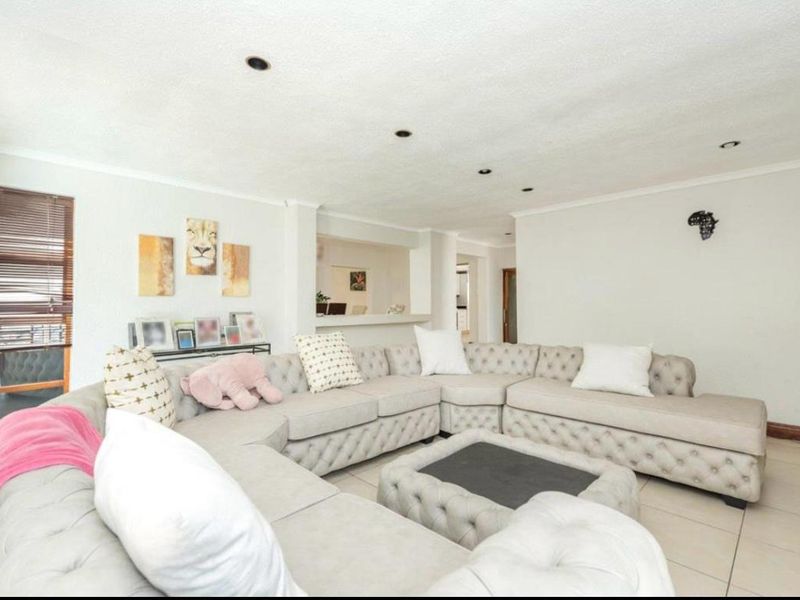 Luxury Living in Prime Dowerglen - Photo 5