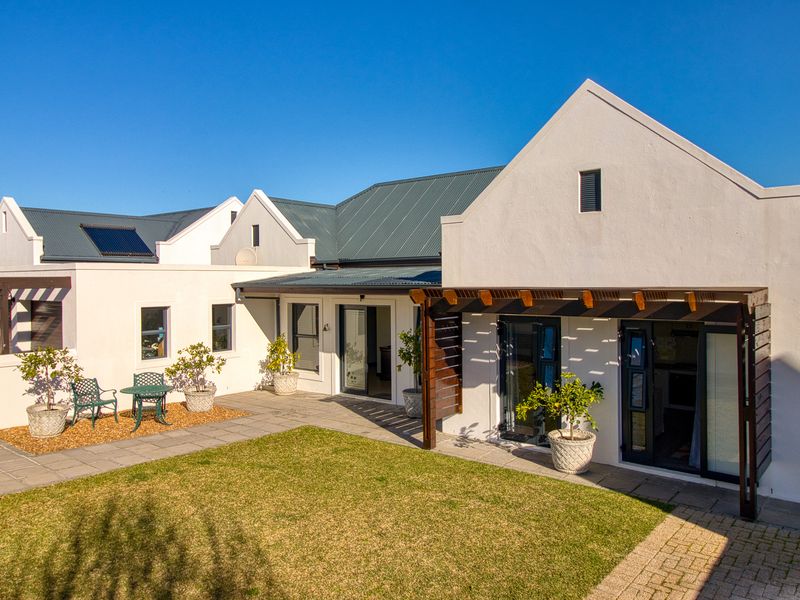 Versatility Meets Vineyard Luxury - Photo 3