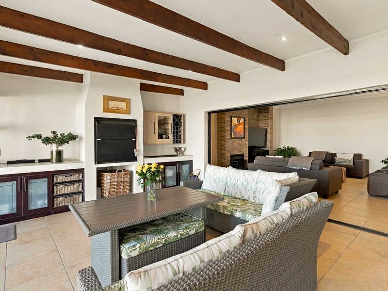 Versatility Meets Vineyard Luxury - Photo 10
