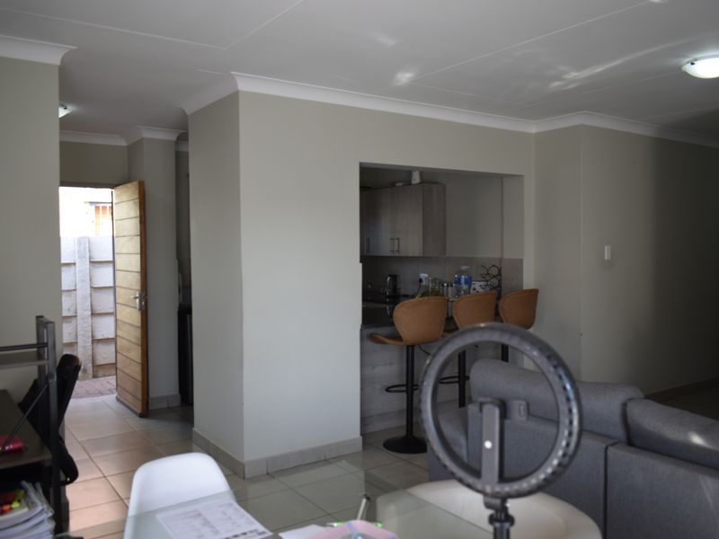 Modern 3 bedroom property for sale in Parkdene - Photo 4