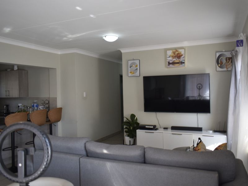 Modern 3 bedroom property for sale in Parkdene - Photo 1