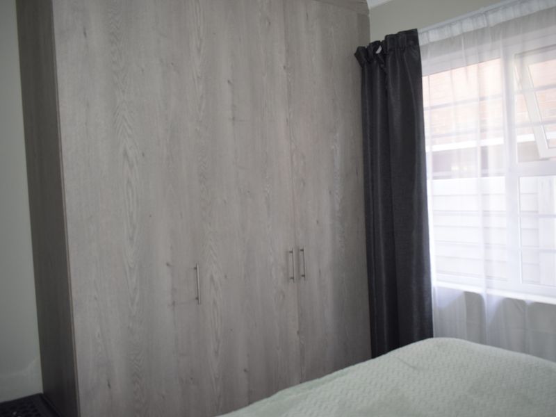Modern 3 bedroom property for sale in Parkdene - Photo 9