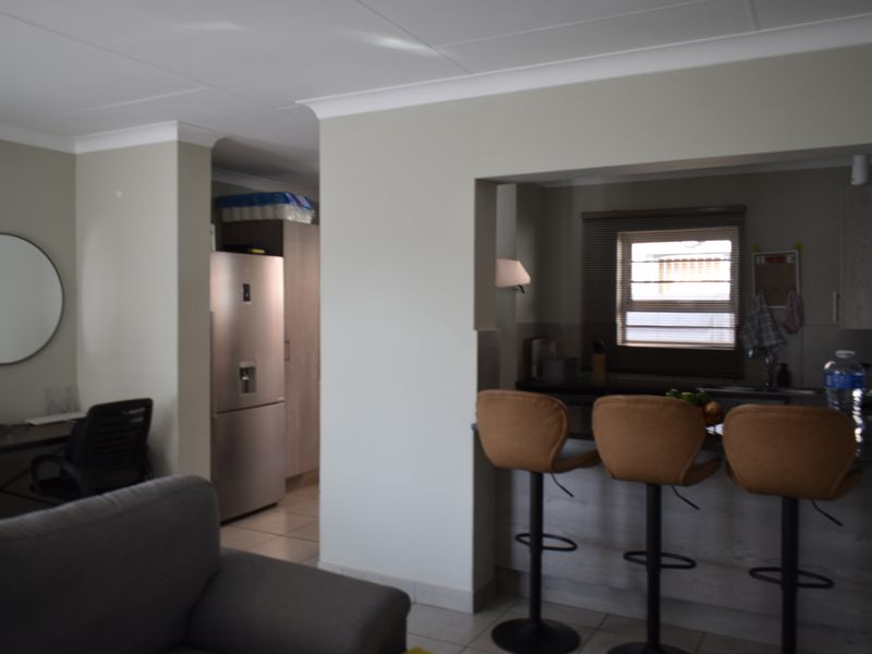Modern 3 bedroom property for sale in Parkdene - Photo 7