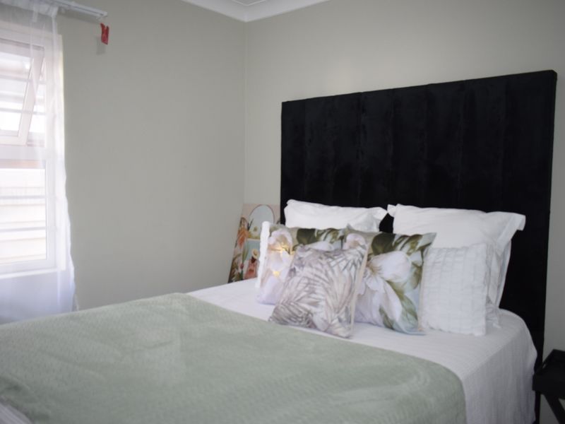 Modern 3 bedroom property for sale in Parkdene - Photo 8