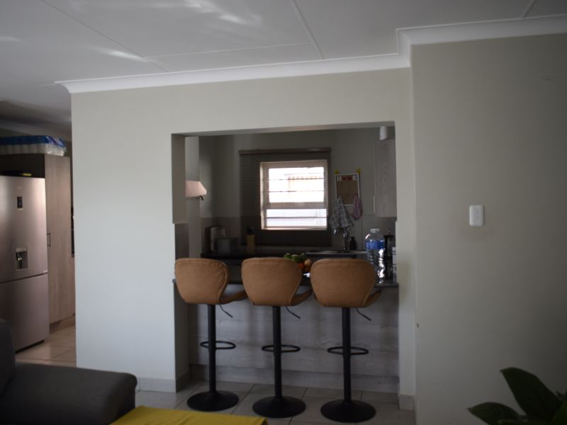Modern 3 bedroom property for sale in Parkdene - Photo 6
