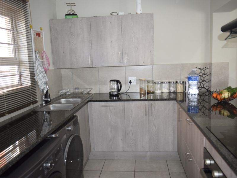 Modern 3 bedroom property for sale in Parkdene - Photo 2