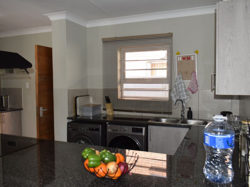 Modern 3 bedroom property for sale in Parkdene - Photo 5