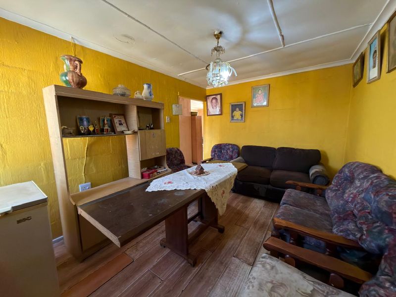 Cozy 2-Bedroom Starter Home - Photo 10