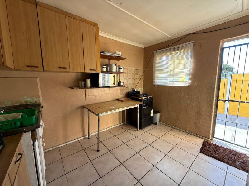 Cozy 2-Bedroom Starter Home - Photo 8