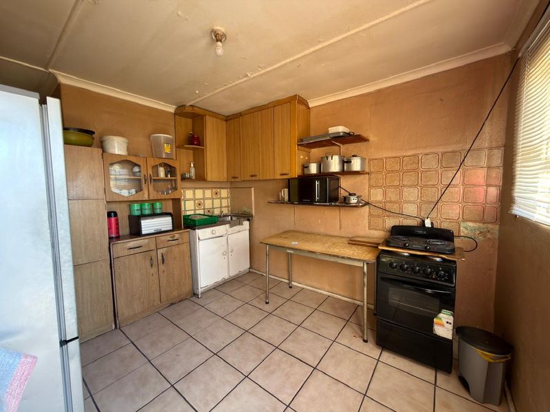 Cozy 2-Bedroom Starter Home - Photo 7