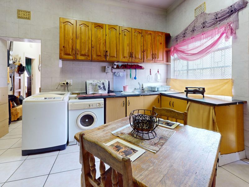 4 Bed home - Photo 2