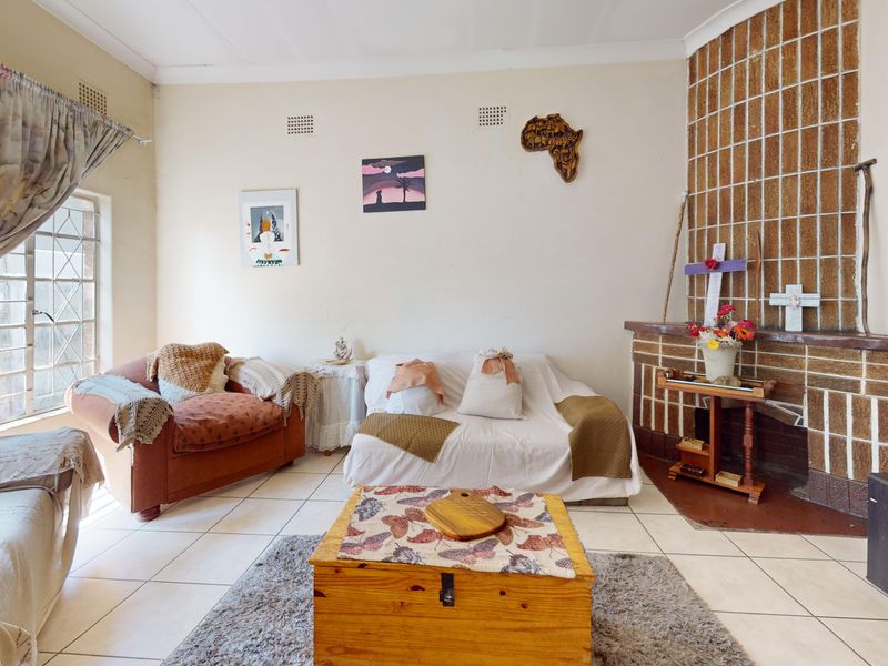 4 Bed home - Photo 4