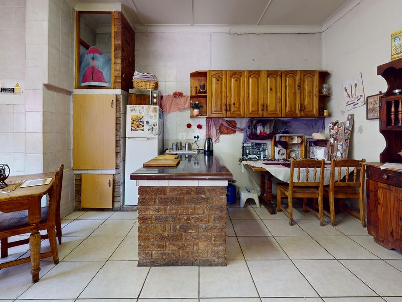 4 Bed home - Photo 3