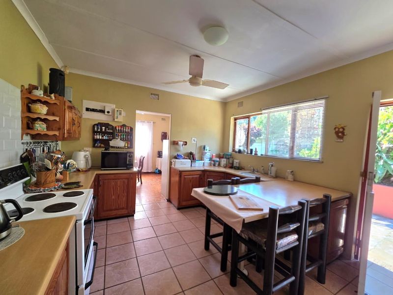 Spacious 3-Bedroom Family Home with Pool & Entertainment Area - Photo 4