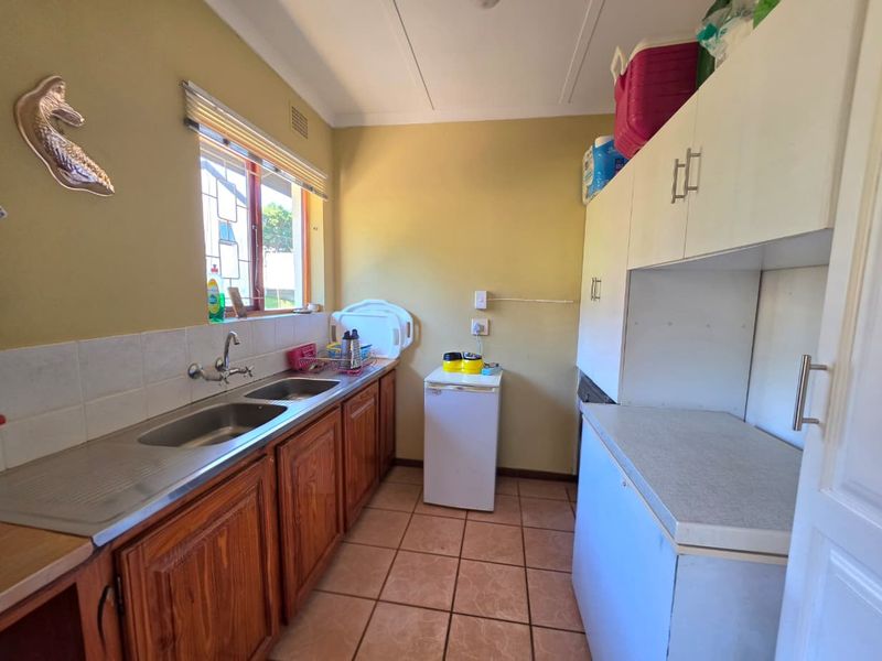 Spacious 3-Bedroom Family Home with Pool & Entertainment Area - Photo 5