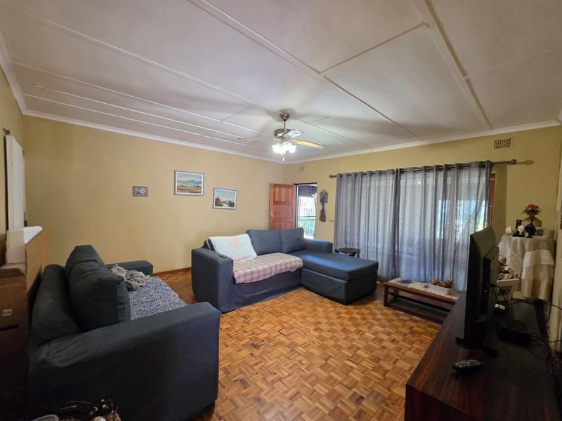 Spacious 3-Bedroom Family Home with Pool & Entertainment Area - Photo 8