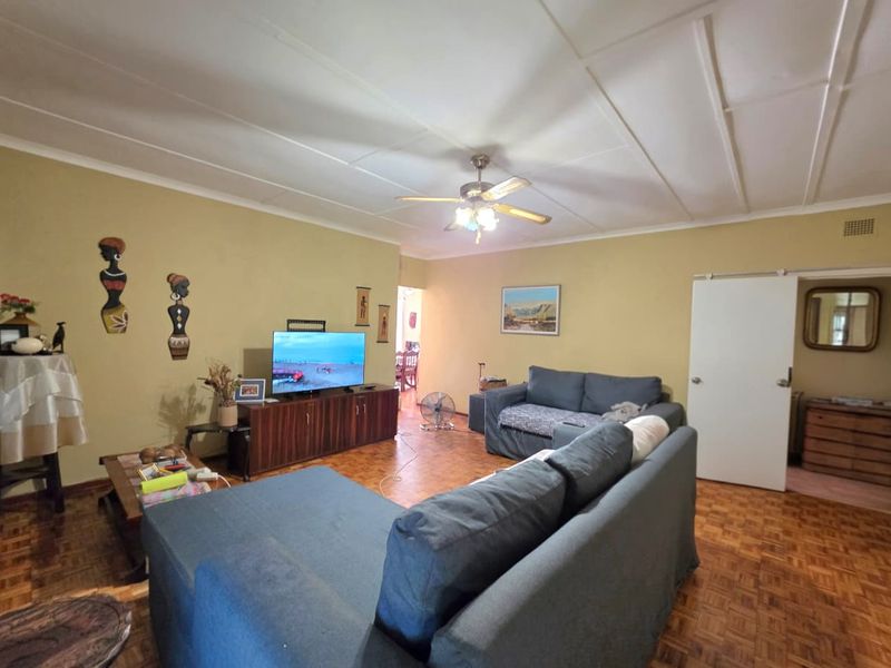 Spacious 3-Bedroom Family Home with Pool & Entertainment Area - Photo 7