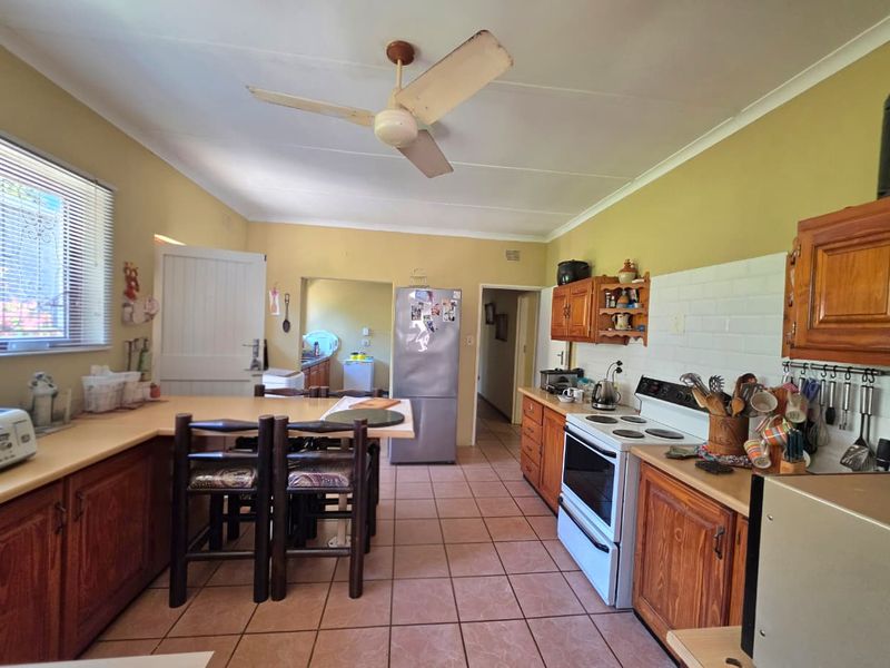 Spacious 3-Bedroom Family Home with Pool & Entertainment Area - Photo 3