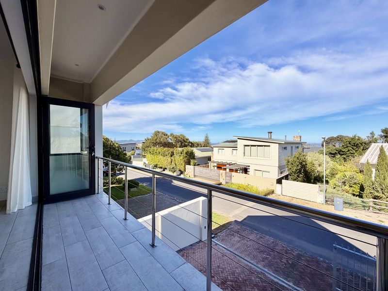 Coastal Elegance & Mountain Vistas in a Prime Suburb - Photo 3