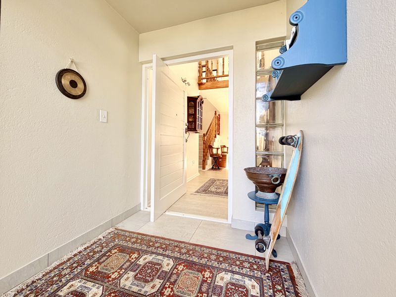 Coastal Elegance & Mountain Vistas in a Prime Suburb - Photo 9