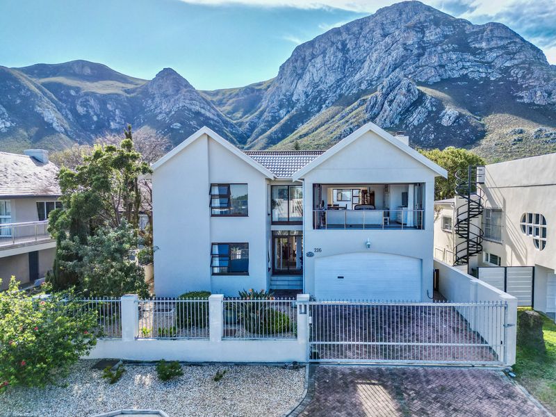 Coastal Elegance & Mountain Vistas in a Prime Suburb - Photo 8