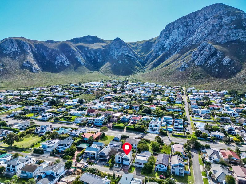 Coastal Elegance & Mountain Vistas in a Prime Suburb - Photo 7