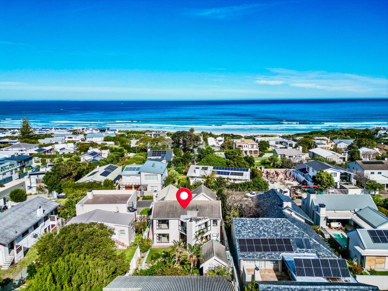 Coastal Elegance & Mountain Vistas in a Prime Suburb - Photo 6