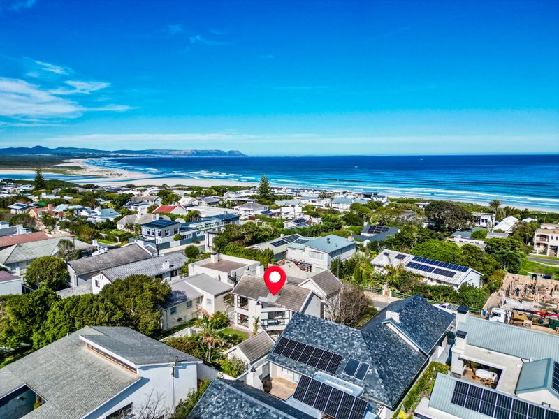 Coastal Elegance & Mountain Vistas in a Prime Suburb - Photo 5