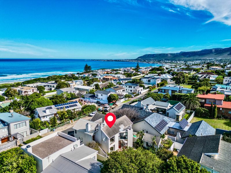 Coastal Elegance & Mountain Vistas in a Prime Suburb - Photo 4