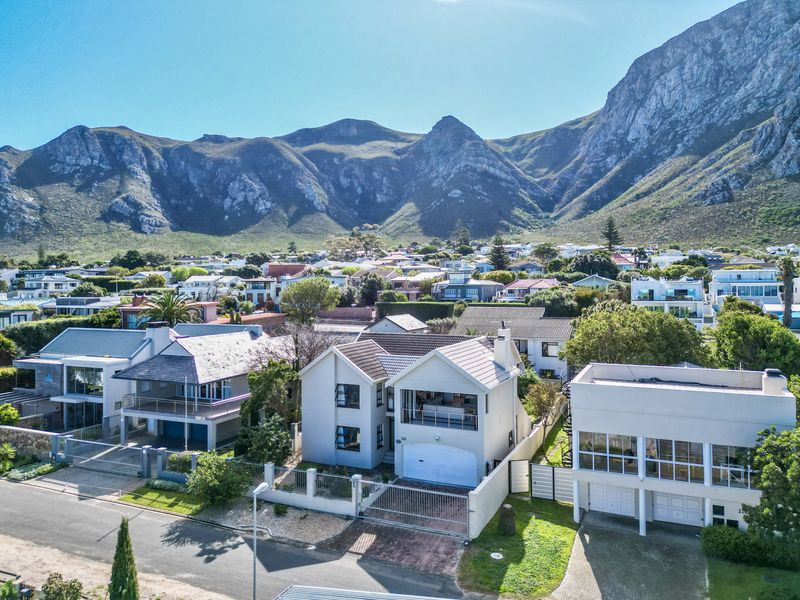 Coastal Elegance & Mountain Vistas in a Prime Suburb - Photo 2