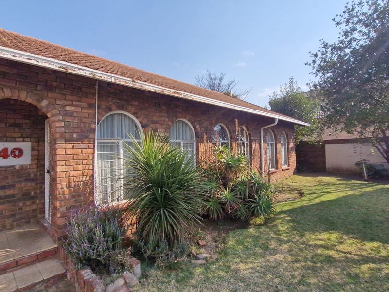 A charming 3-bedroom house in Dalpark Ext 11 is exactly the kind of property that appeals to familie - Photo 3