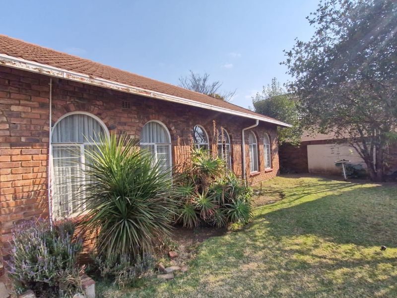 A charming 3-bedroom house in Dalpark Ext 11 is exactly the kind of property that appeals to familie - Photo 1