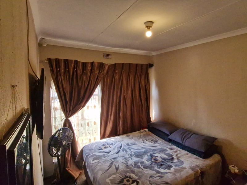 A charming 3-bedroom house in Dalpark Ext 11 is exactly the kind of property that appeals to familie - Photo 9