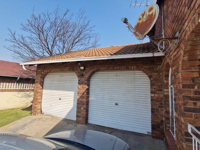 A charming 3-bedroom house in Dalpark Ext 11 is exactly the kind of property that appeals to familie - Photo 2