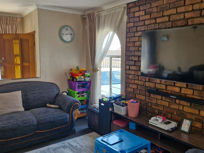 A charming 3-bedroom house in Dalpark Ext 11 is exactly the kind of property that appeals to familie - Photo 5