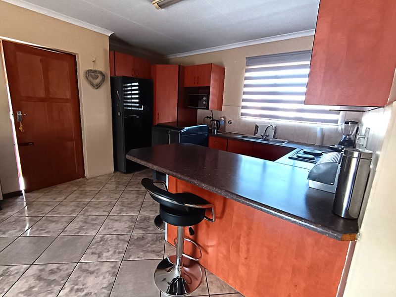 Private 2-Bedroom Upstairs Corner Apartment in Secure Complex - Photo 8