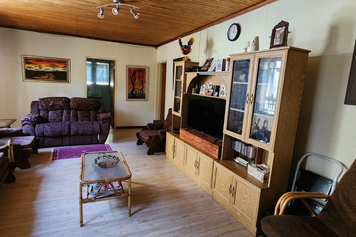 Expansive Family Retreat on a Tranquil One-Hectare Plot - Photo 5