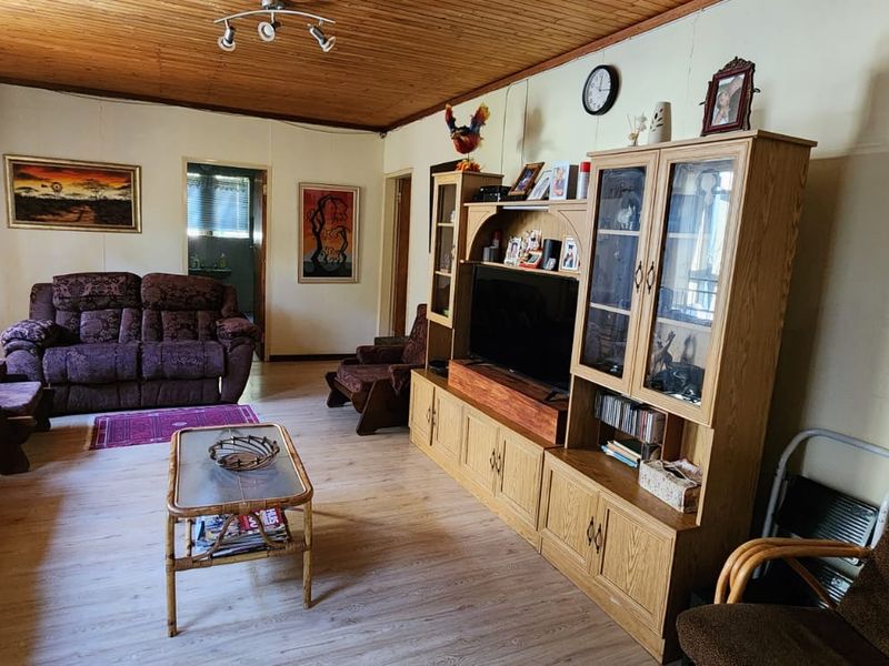 Expansive Family Retreat on a Tranquil One-Hectare Plot - Photo 5