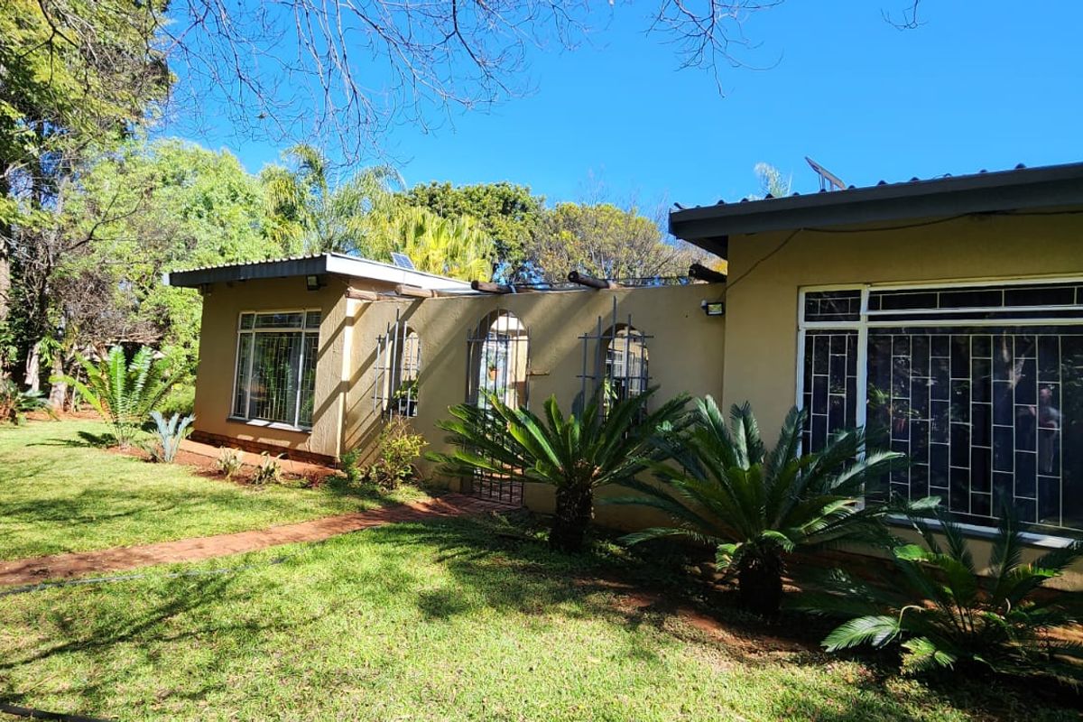 Expansive Family Retreat on a Tranquil One-Hectare Plot - Photo 4