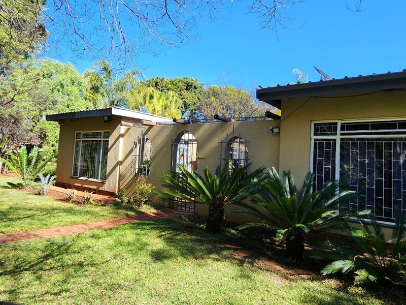 Expansive Family Retreat on a Tranquil One-Hectare Plot - Photo 4