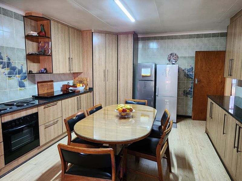 Expansive Family Retreat on a Tranquil One-Hectare Plot - Photo 10