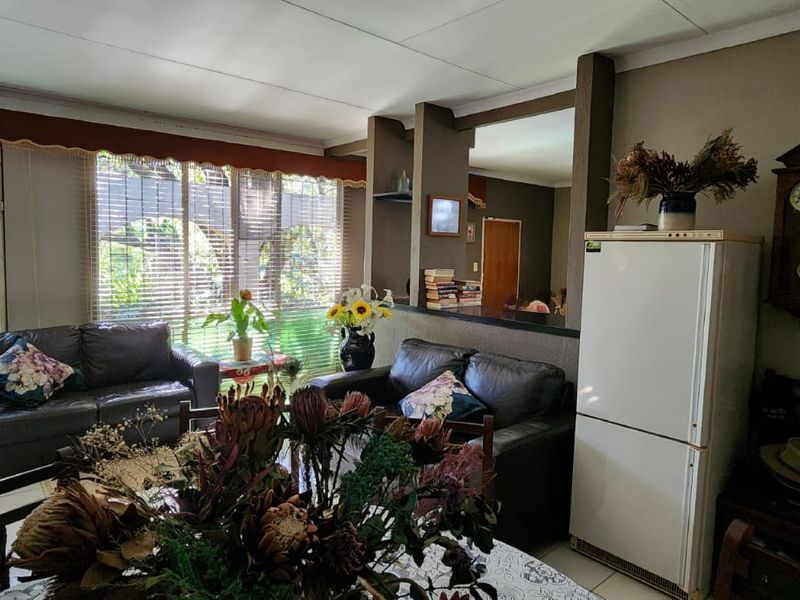 Expansive Family Retreat on a Tranquil One-Hectare Plot - Photo 6