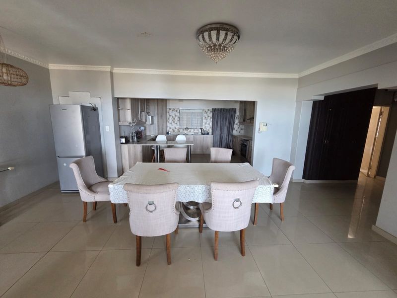 Prime Marine Drive Apartment - Photo 4