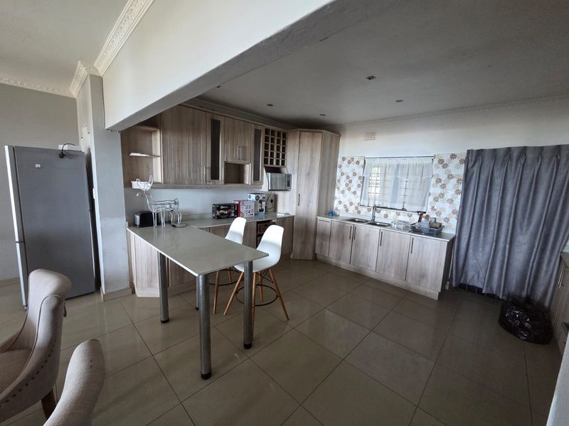 Prime Marine Drive Apartment - Photo 6