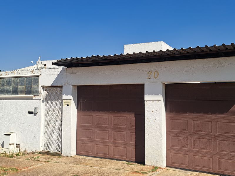 Safe Cozy 3 Bed 1 Bath House With Secure Parking In Quiet Side Of Maraisburg - Photo 2