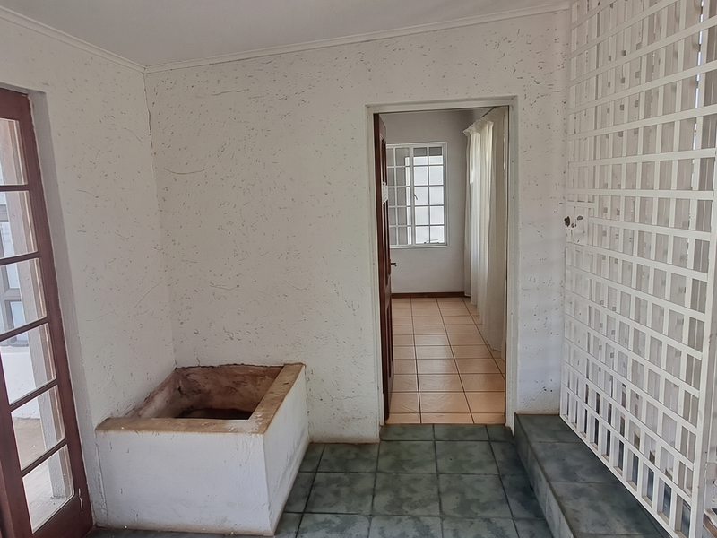 Safe Cozy 3 Bed 1 Bath House With Secure Parking In Quiet Side Of Maraisburg - Photo 5