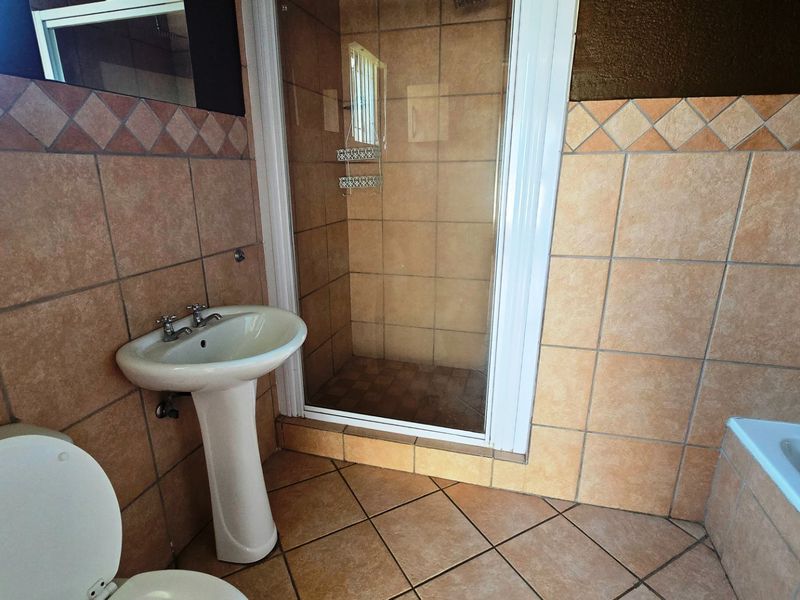 Charming Full Title Townhouse with Spacious Living and Private Garden - Photo 10