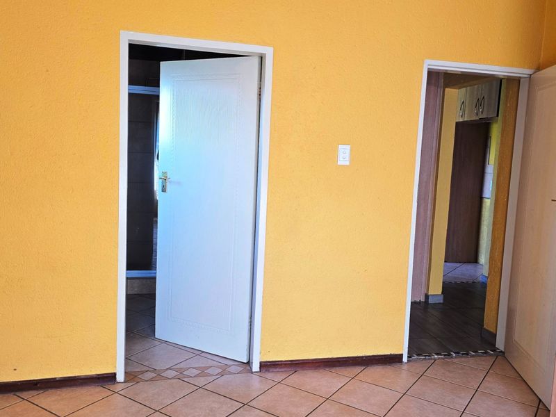 Charming Full Title Townhouse with Spacious Living and Private Garden - Photo 9